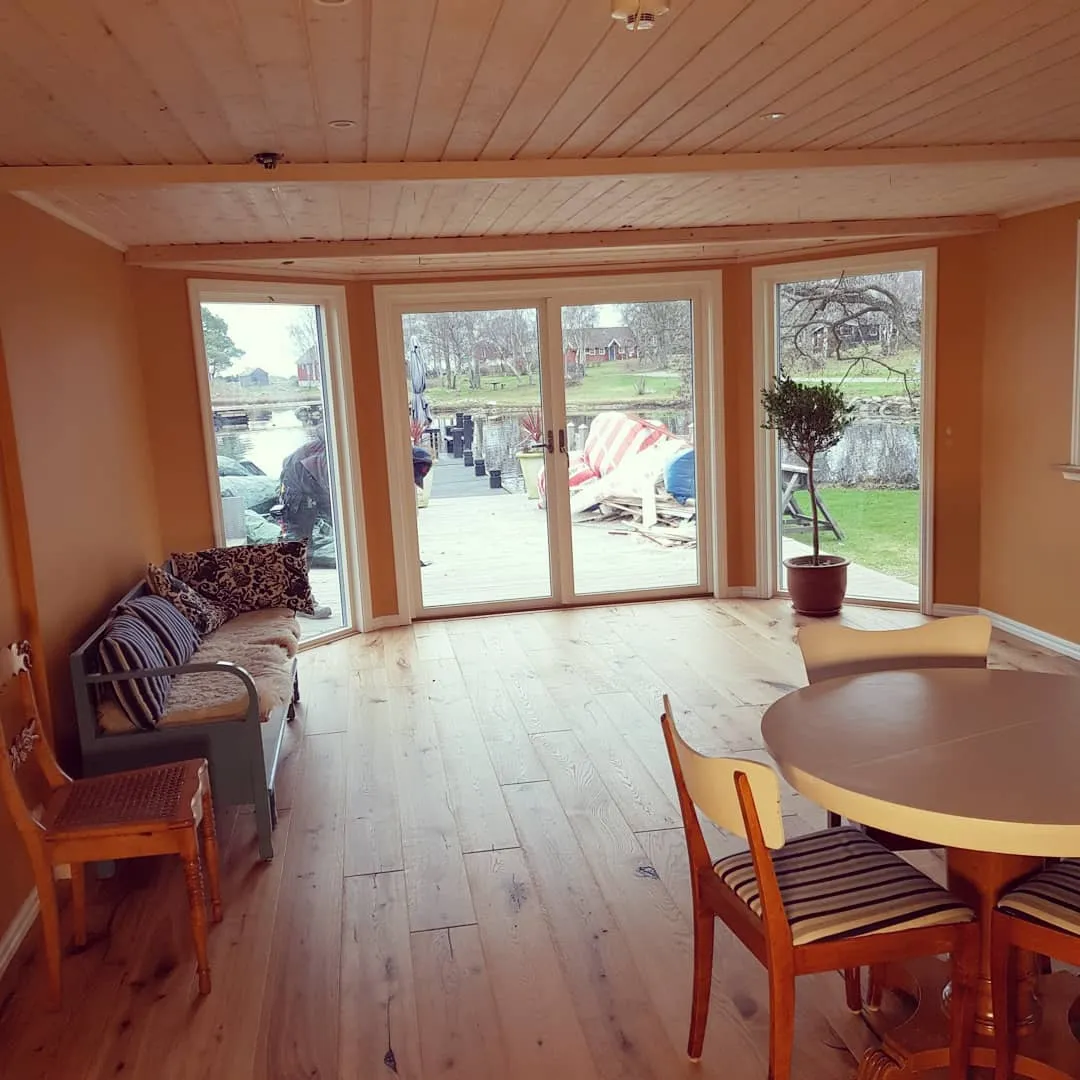 Glasveranda interiör med sjöutsikt