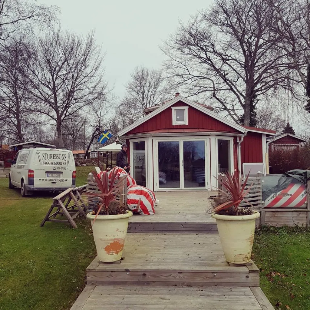 Sturessons Bygg servicebil vid rött hus