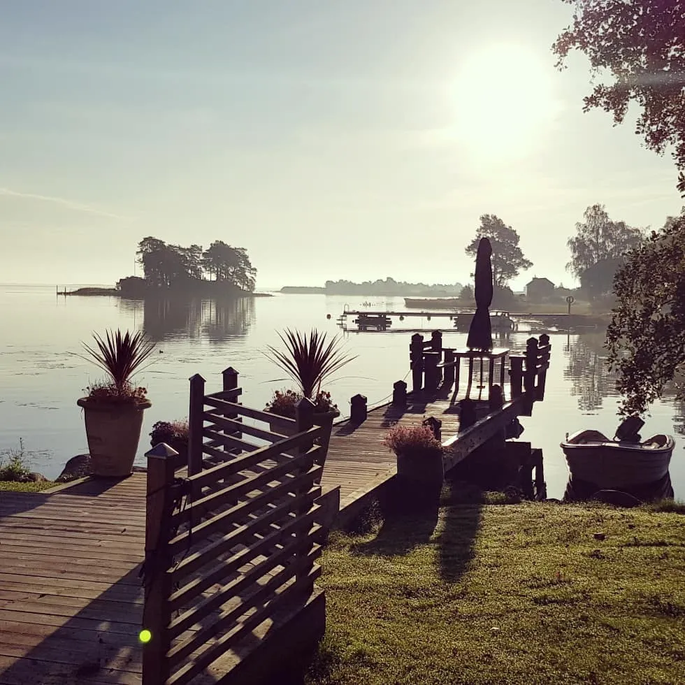 Brygga vid sjön i morgonljus