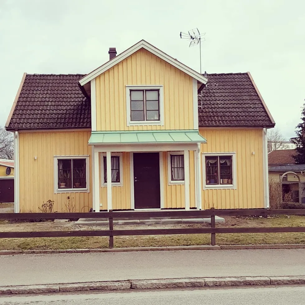 Renoverat gult trähus