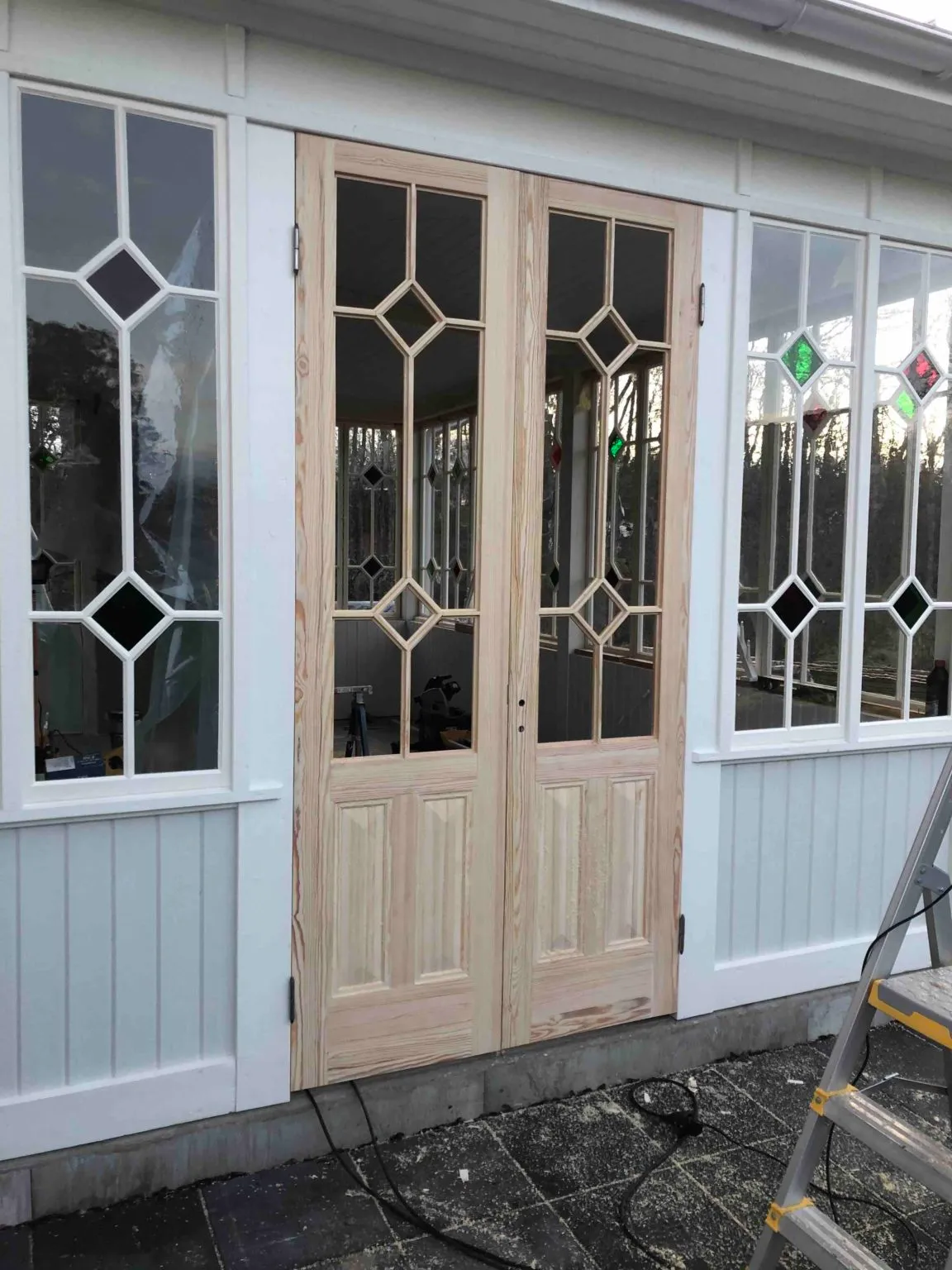 Handgjorda pardörrar med blyinfattat glas