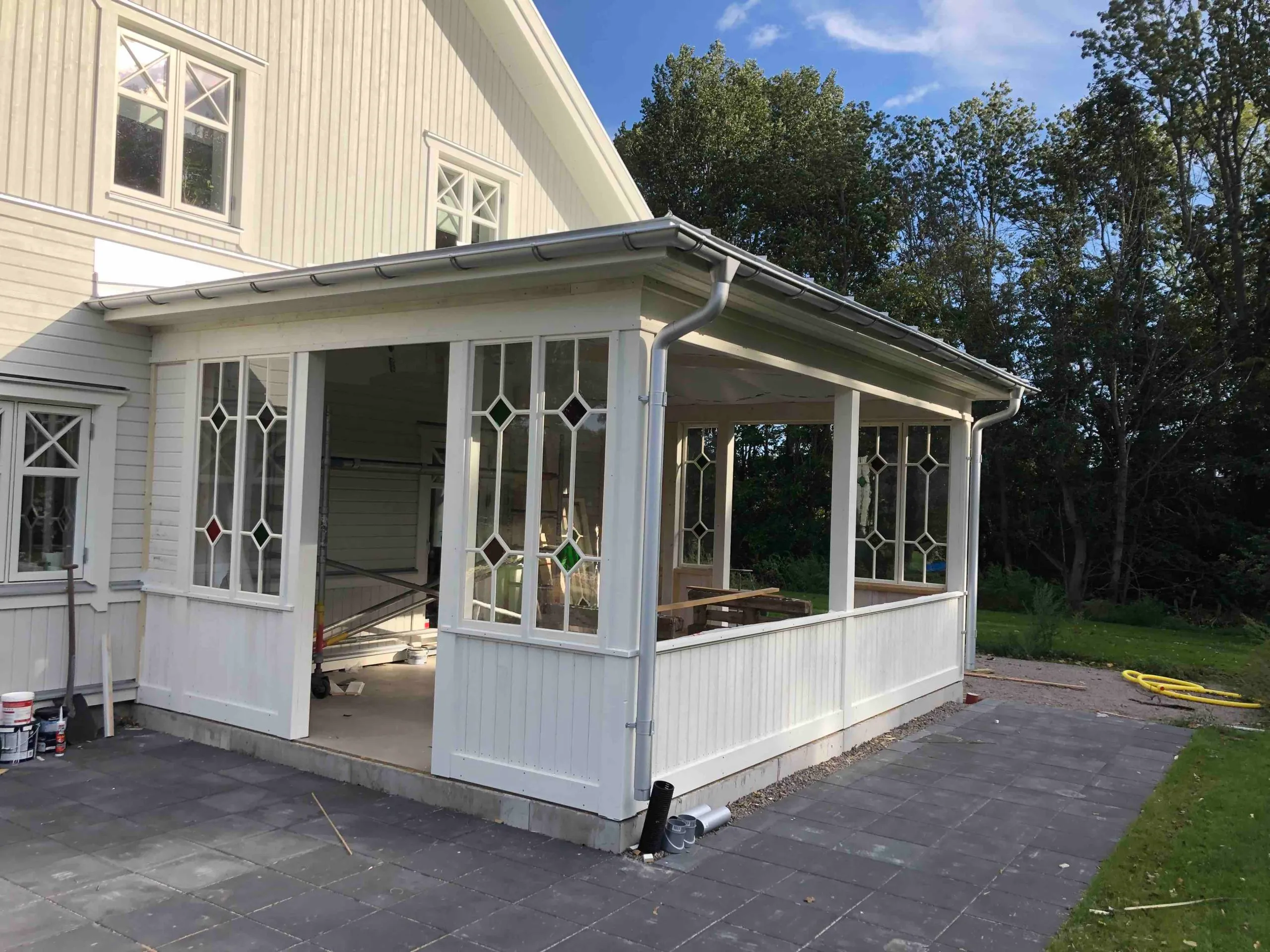 Glasveranda med blyinfattade fönster